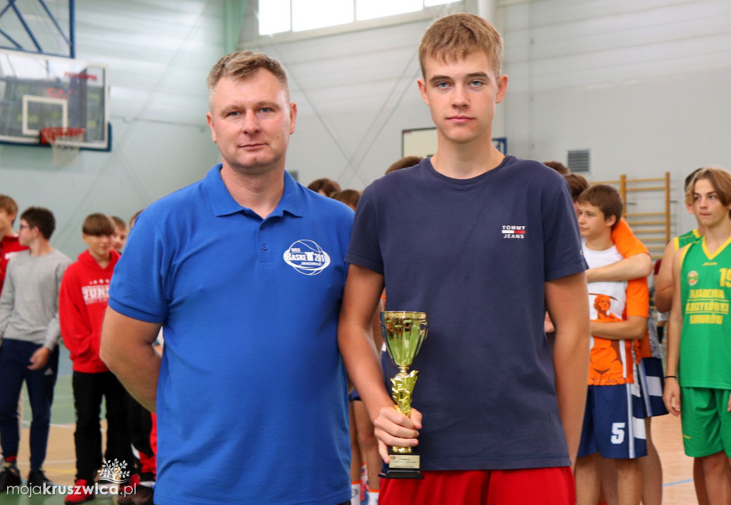 Koszykarze rywalizowali w kruszwickiej hali sportowej pamiętając o Pawle [FOTO]