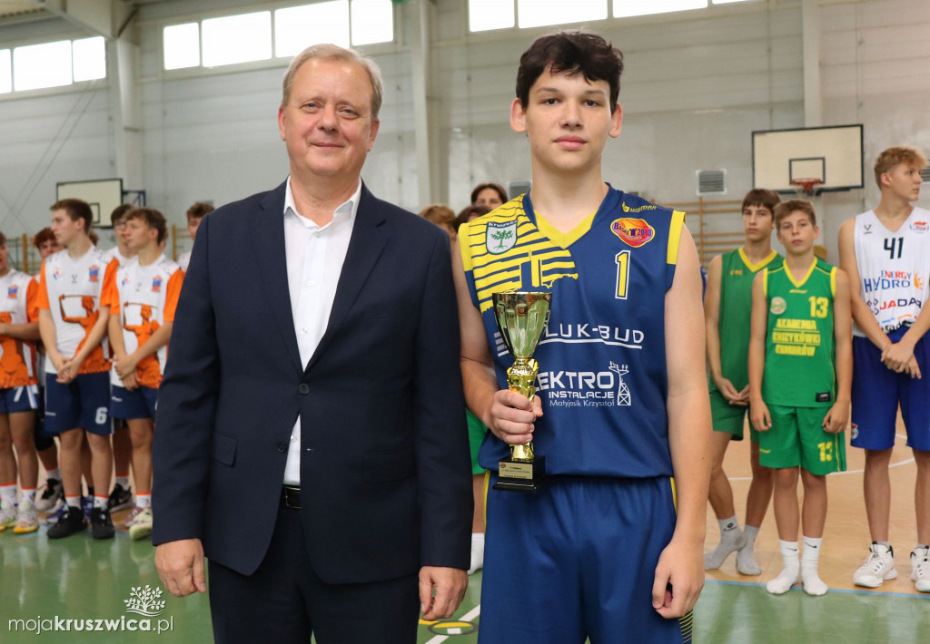 Koszykarze rywalizowali w kruszwickiej hali sportowej pamiętając o Pawle [FOTO]