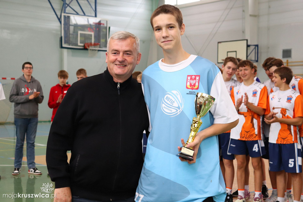 Koszykarze rywalizowali w kruszwickiej hali sportowej pamiętając o Pawle [FOTO]
