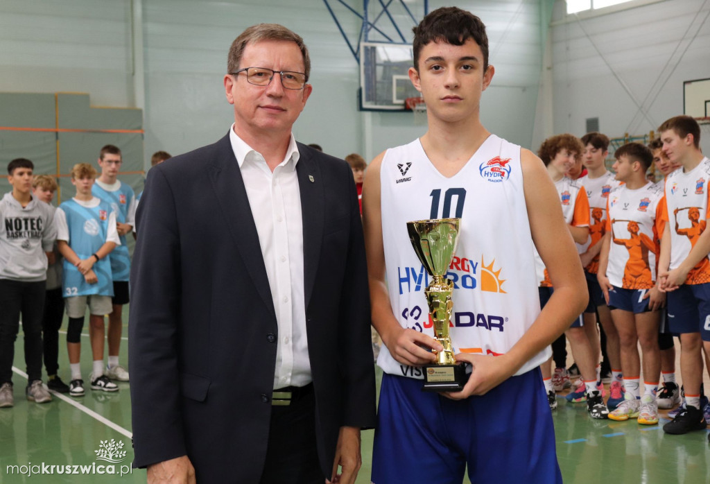 Koszykarze rywalizowali w kruszwickiej hali sportowej pamiętając o Pawle [FOTO]