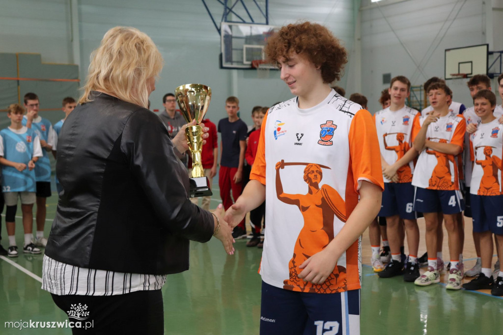 Koszykarze rywalizowali w kruszwickiej hali sportowej pamiętając o Pawle [FOTO]