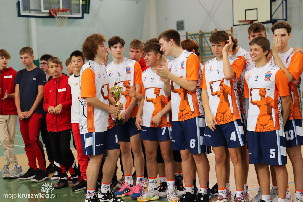 Koszykarze rywalizowali w kruszwickiej hali sportowej pamiętając o Pawle [FOTO]