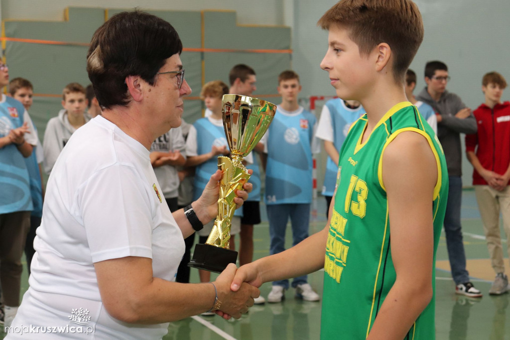 Koszykarze rywalizowali w kruszwickiej hali sportowej pamiętając o Pawle [FOTO]