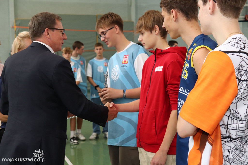 Koszykarze rywalizowali w kruszwickiej hali sportowej pamiętając o Pawle [FOTO]