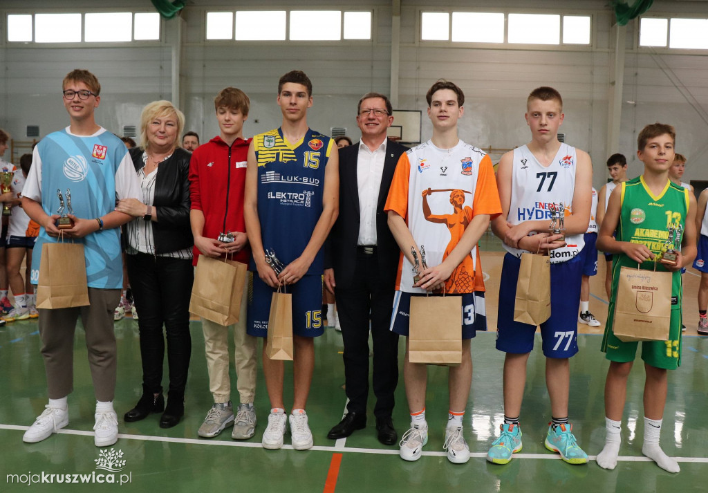 Koszykarze rywalizowali w kruszwickiej hali sportowej pamiętając o Pawle [FOTO]