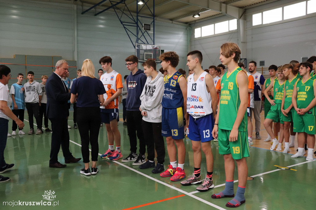 Koszykarze rywalizowali w kruszwickiej hali sportowej pamiętając o Pawle [FOTO]