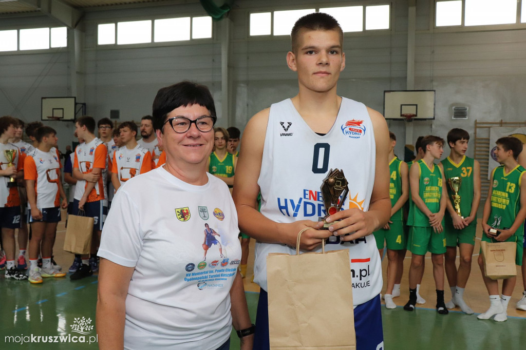 Koszykarze rywalizowali w kruszwickiej hali sportowej pamiętając o Pawle [FOTO]