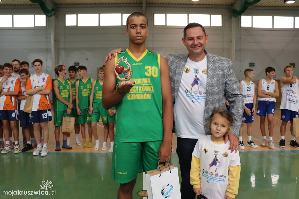 Koszykarze rywalizowali w kruszwickiej hali sportowej pamiętając o Pawle [FOTO]