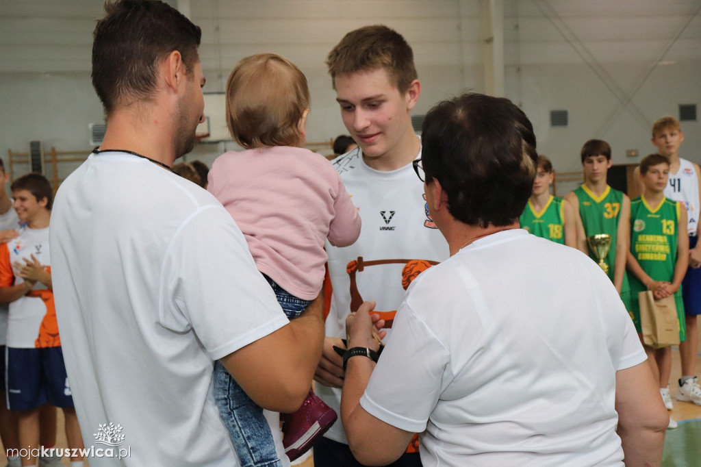 Koszykarze rywalizowali w kruszwickiej hali sportowej pamiętając o Pawle [FOTO]