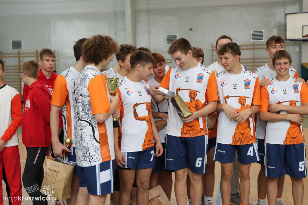 Koszykarze rywalizowali w kruszwickiej hali sportowej pamiętając o Pawle [FOTO]