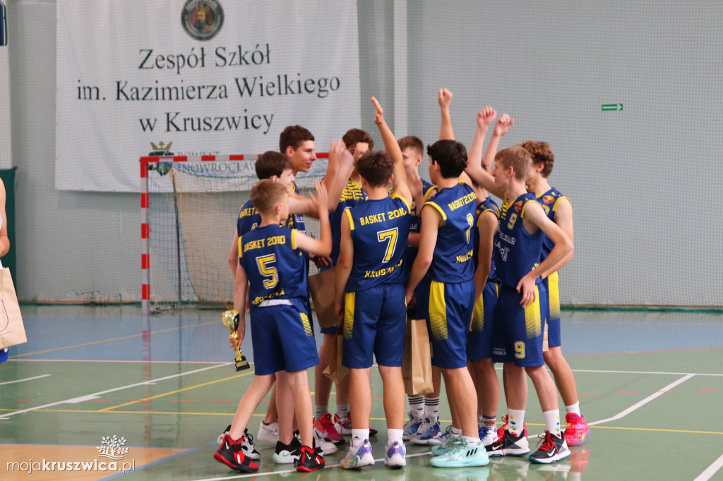 Koszykarze rywalizowali w kruszwickiej hali sportowej pamiętając o Pawle [FOTO]
