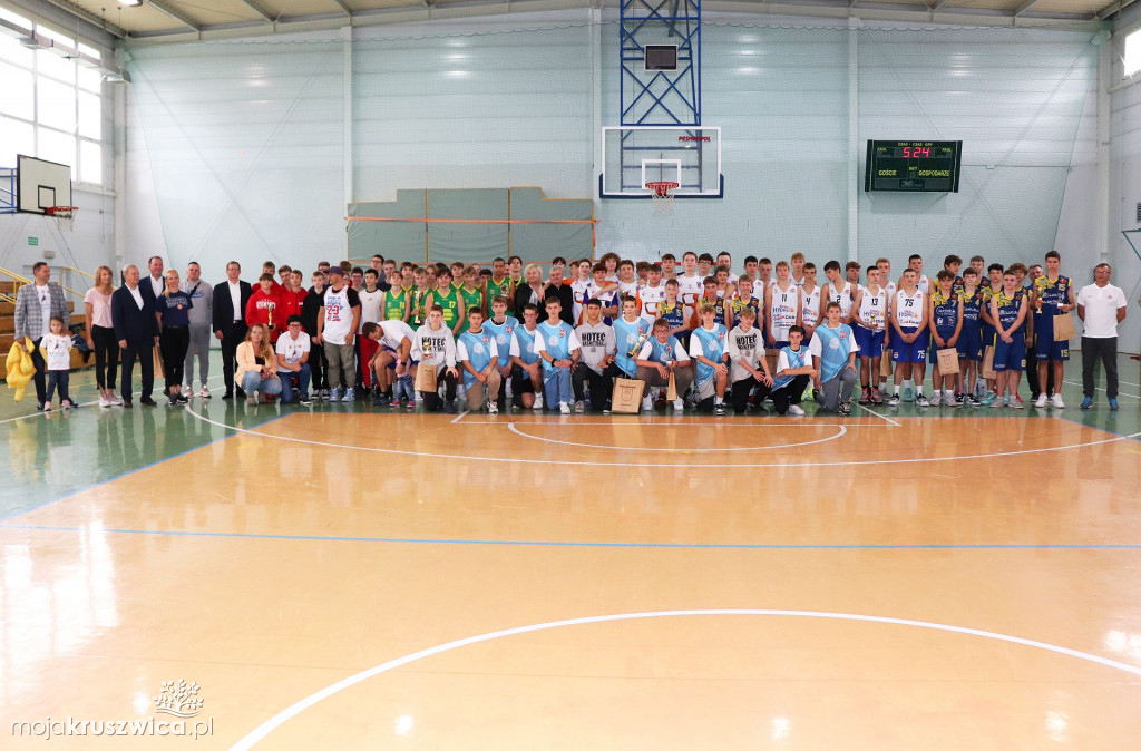 Koszykarze rywalizowali w kruszwickiej hali sportowej pamiętając o Pawle [FOTO]