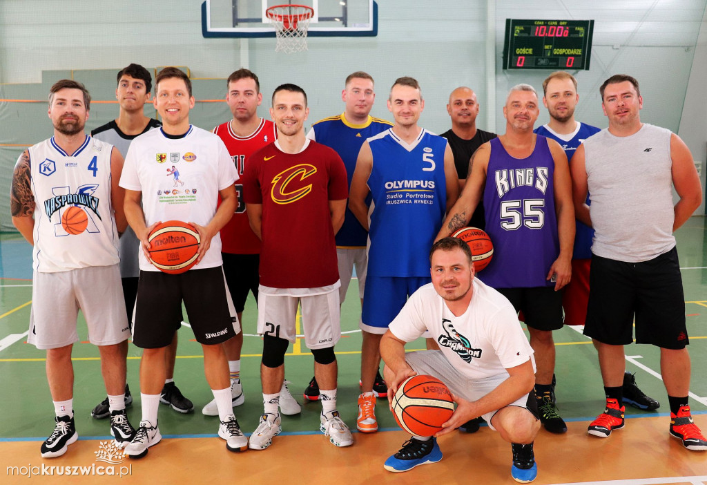 Koszykarze rywalizowali w kruszwickiej hali sportowej pamiętając o Pawle [FOTO]