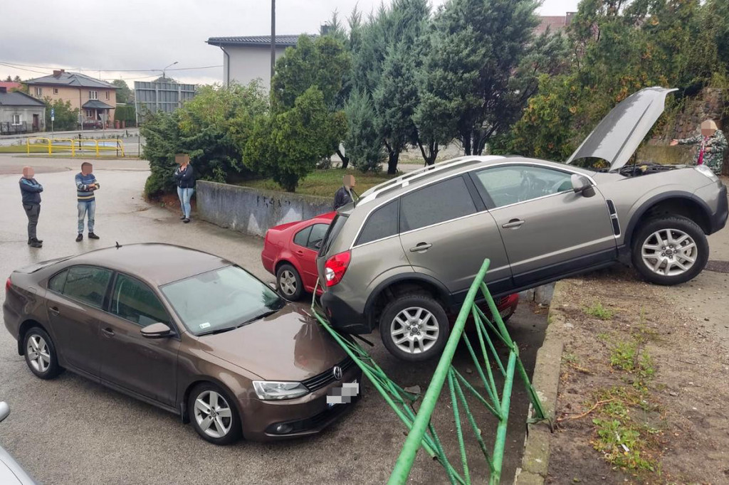  Radziejów. Samochód stoczył się i spadł na dwa inne pojazdy [ZDJĘCIA]
