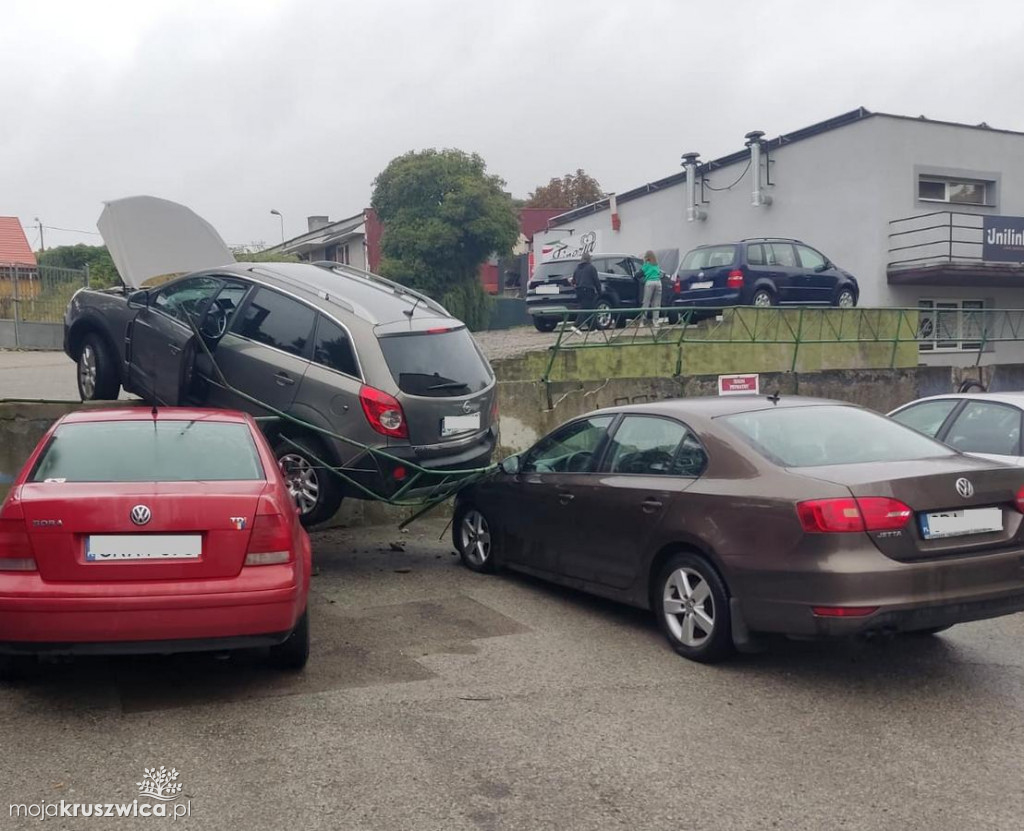  Radziejów. Samochód stoczył się i spadł na dwa inne pojazdy [ZDJĘCIA]