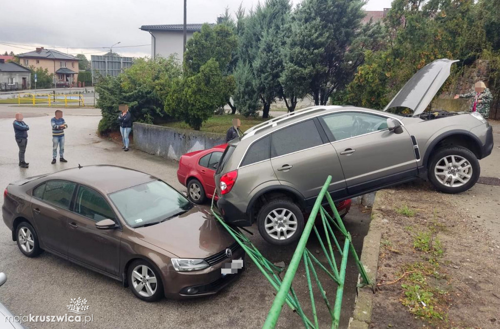 Radziejów. Samochód stoczył się i spadł na dwa inne pojazdy [ZDJĘCIA]