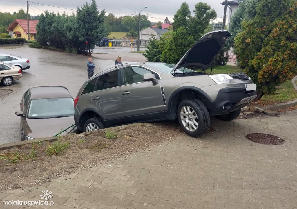  Radziejów. Samochód stoczył się i spadł na dwa inne pojazdy [ZDJĘCIA]