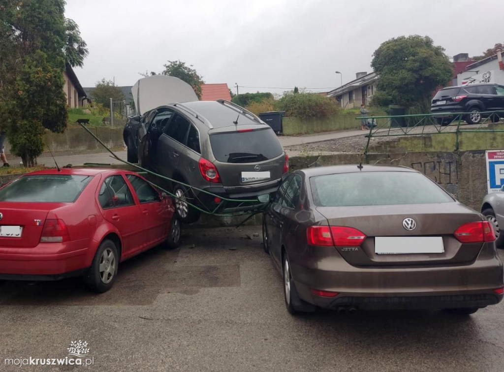  Radziejów. Samochód stoczył się i spadł na dwa inne pojazdy [ZDJĘCIA]