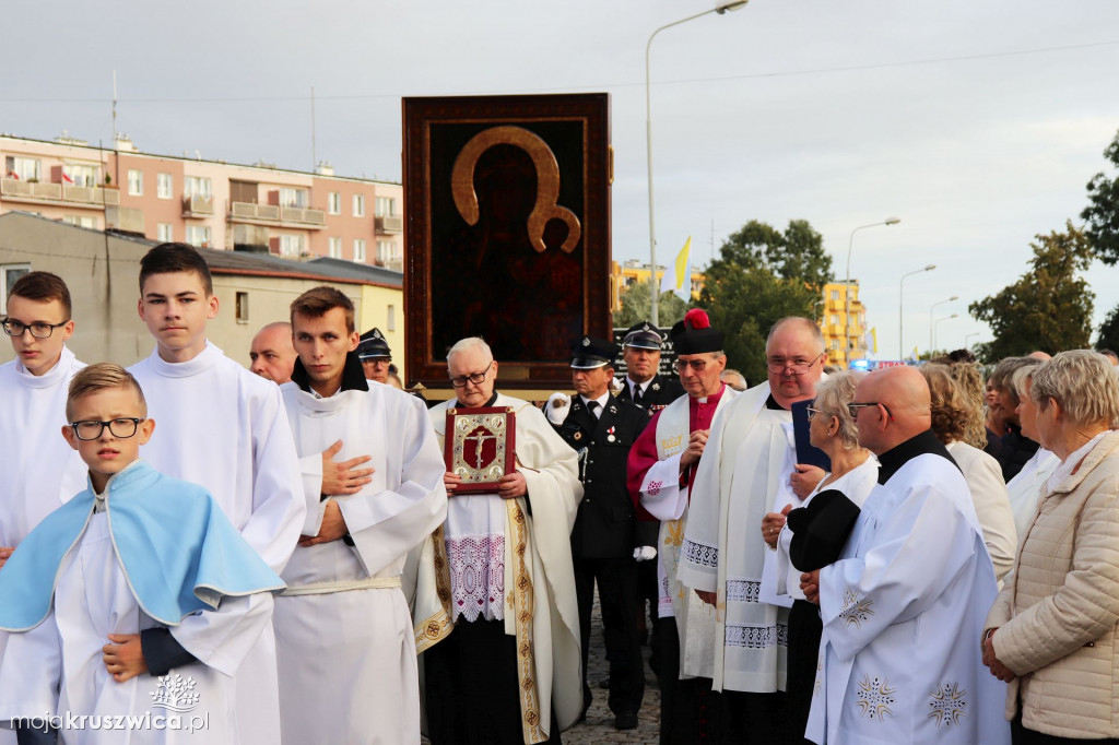 Tak witaliśmy Matkę Boską w kruszwickiej kolegiacie [ZDJĘCIA]