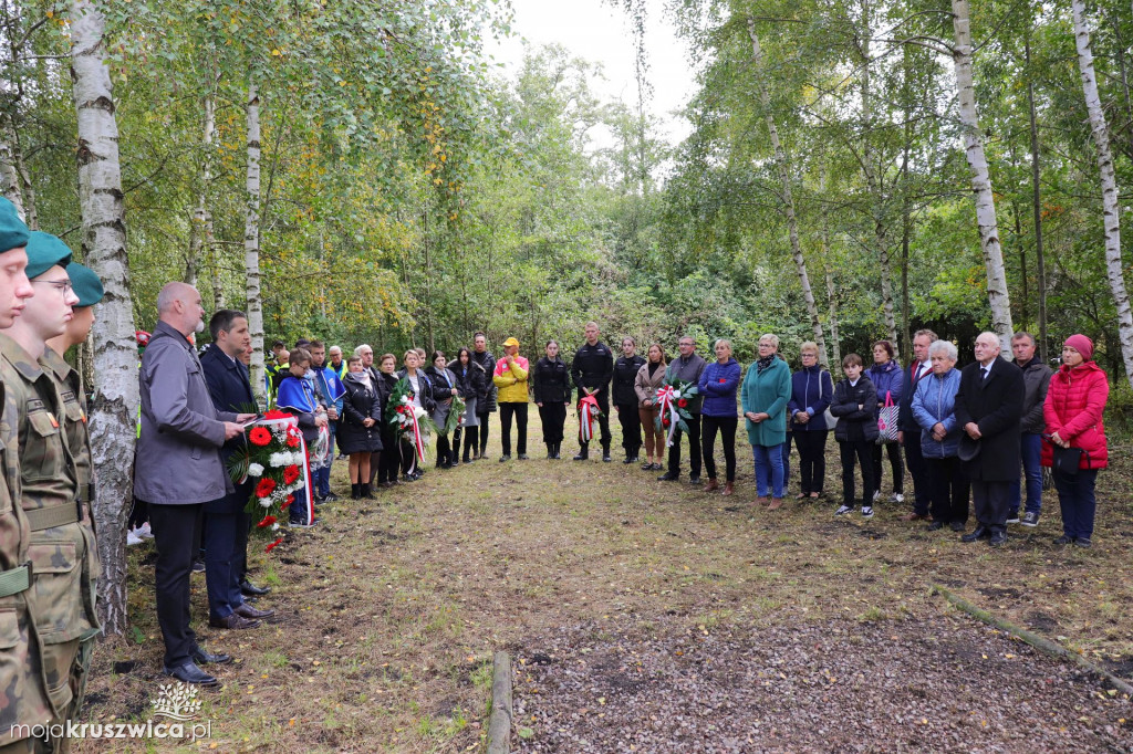 Rożniaty pod Kruszwicą. Upamiętniono dziś zamordowanych mieszkańców regionu [FOTO]