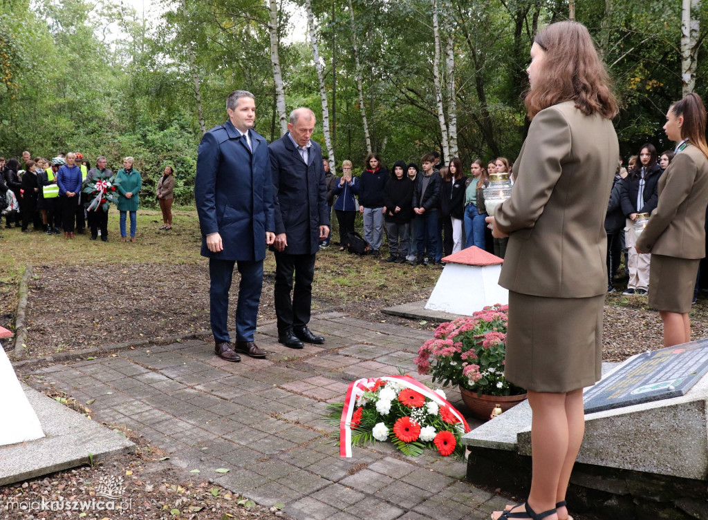 Rożniaty pod Kruszwicą. Upamiętniono dziś zamordowanych mieszkańców regionu [FOTO]