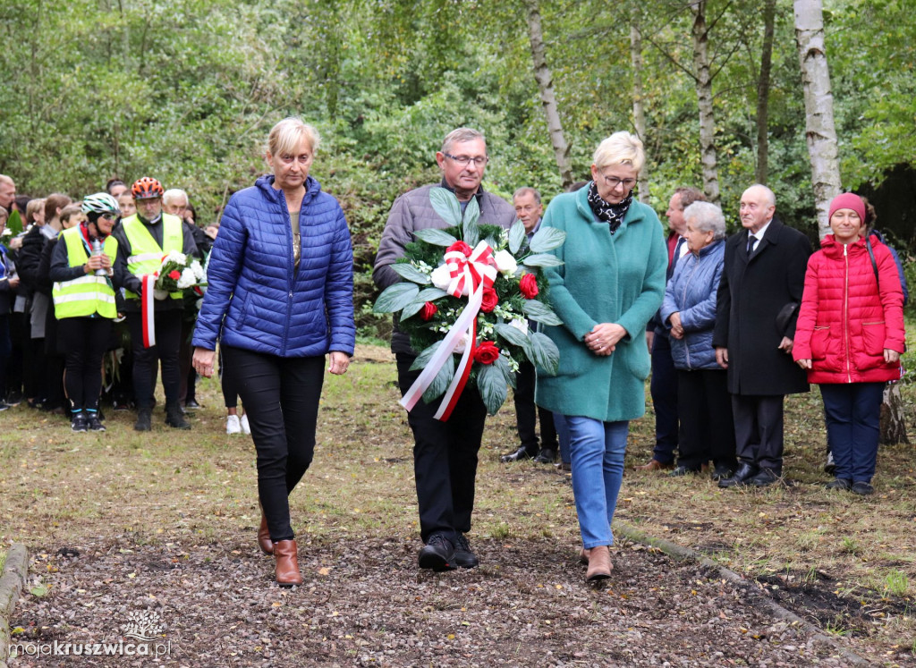Rożniaty pod Kruszwicą. Upamiętniono dziś zamordowanych mieszkańców regionu [FOTO]