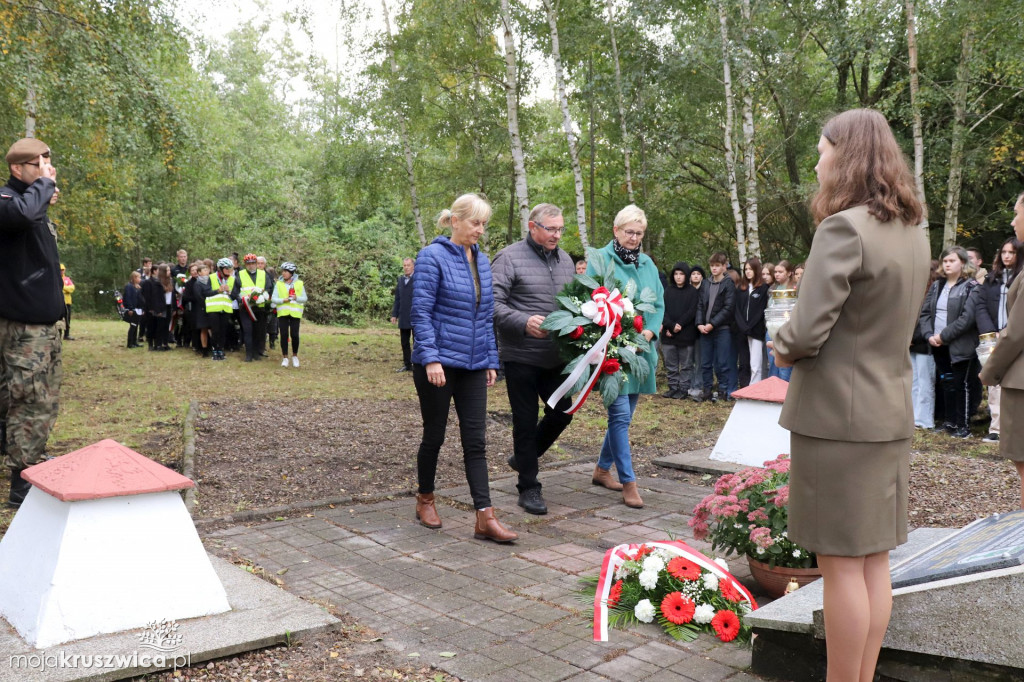 Rożniaty pod Kruszwicą. Upamiętniono dziś zamordowanych mieszkańców regionu [FOTO]