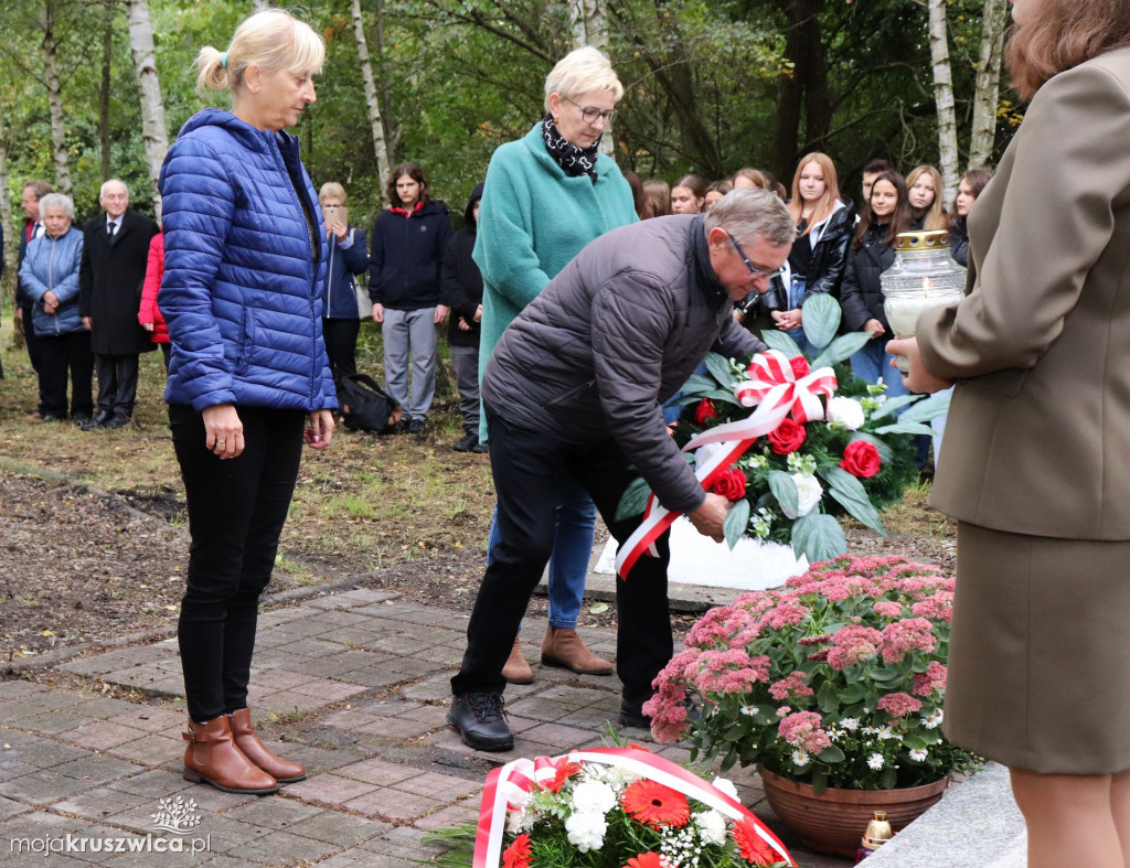 Rożniaty pod Kruszwicą. Upamiętniono dziś zamordowanych mieszkańców regionu [FOTO]