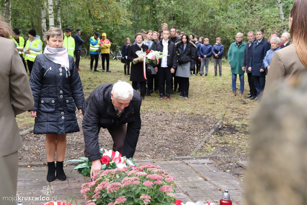 Rożniaty pod Kruszwicą. Upamiętniono dziś zamordowanych mieszkańców regionu [FOTO]