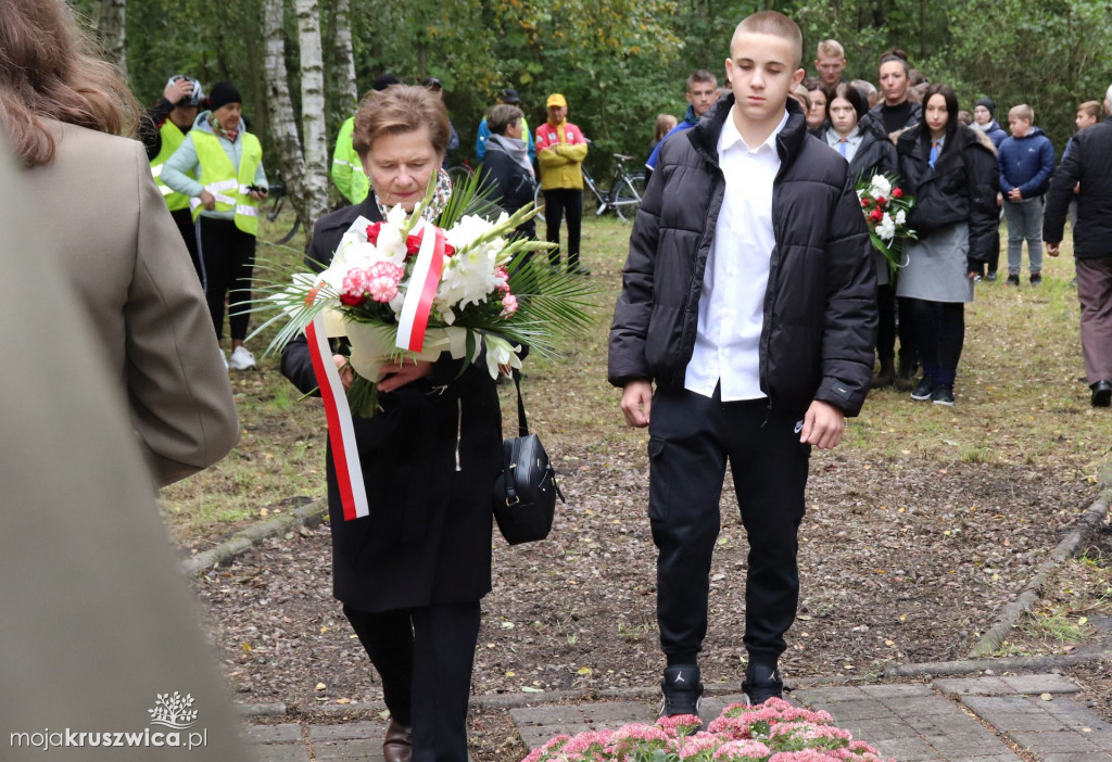 Rożniaty pod Kruszwicą. Upamiętniono dziś zamordowanych mieszkańców regionu [FOTO]