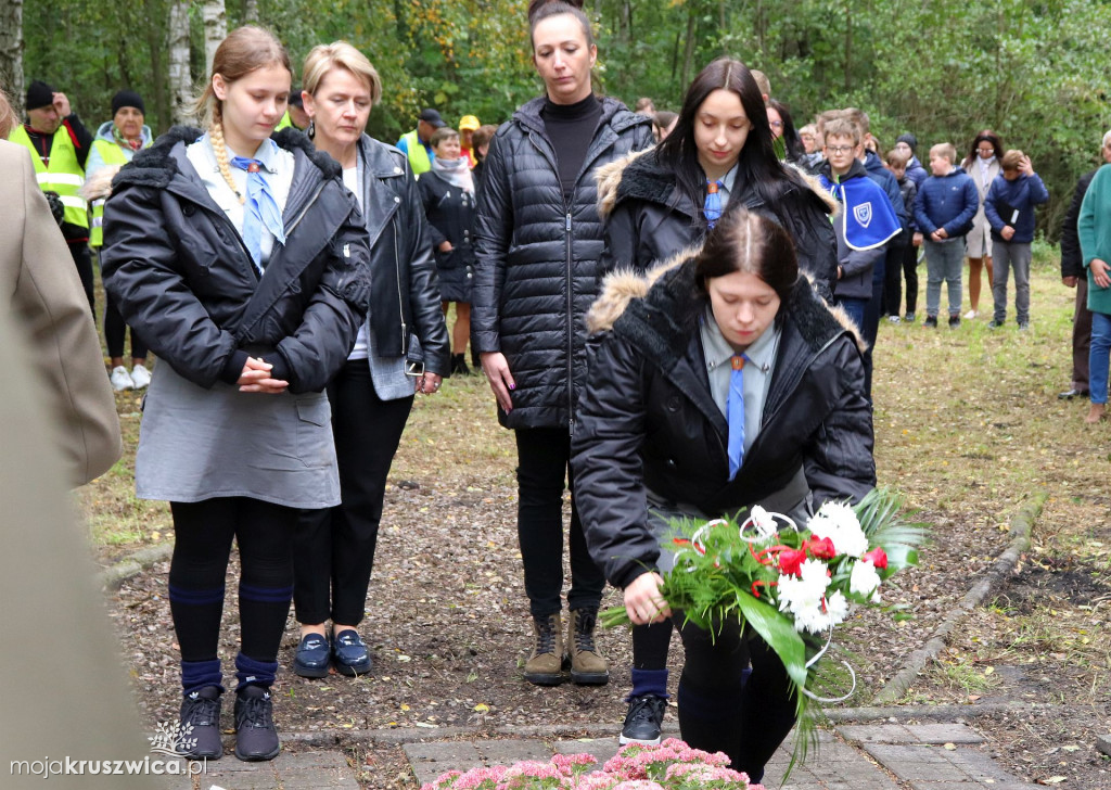 Rożniaty pod Kruszwicą. Upamiętniono dziś zamordowanych mieszkańców regionu [FOTO]