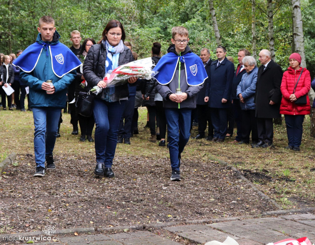 Rożniaty pod Kruszwicą. Upamiętniono dziś zamordowanych mieszkańców regionu [FOTO]