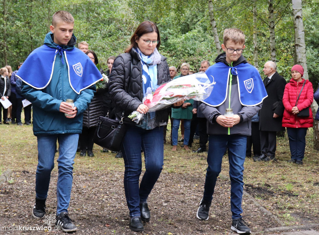 Rożniaty pod Kruszwicą. Upamiętniono dziś zamordowanych mieszkańców regionu [FOTO]