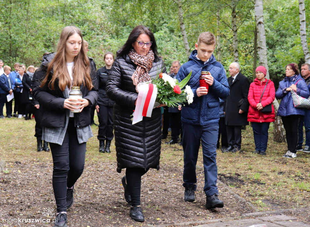 Rożniaty pod Kruszwicą. Upamiętniono dziś zamordowanych mieszkańców regionu [FOTO]