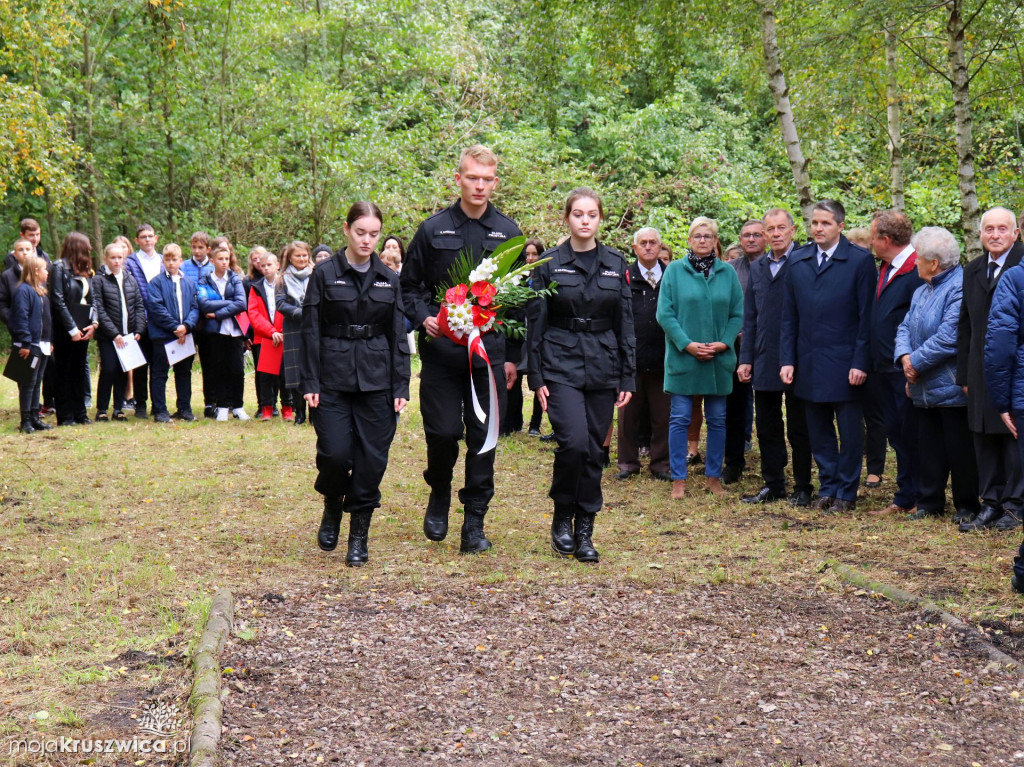 Rożniaty pod Kruszwicą. Upamiętniono dziś zamordowanych mieszkańców regionu [FOTO]