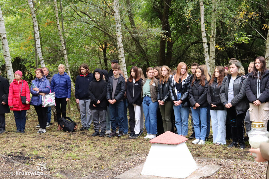 Rożniaty pod Kruszwicą. Upamiętniono dziś zamordowanych mieszkańców regionu [FOTO]