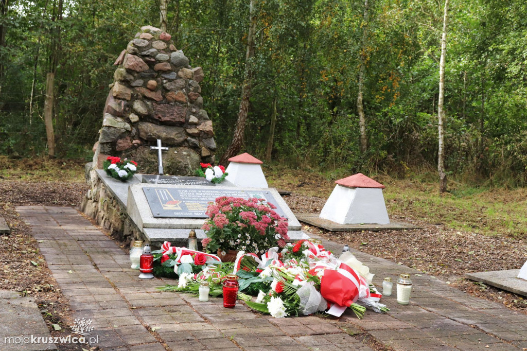 Rożniaty pod Kruszwicą. Upamiętniono dziś zamordowanych mieszkańców regionu [FOTO]