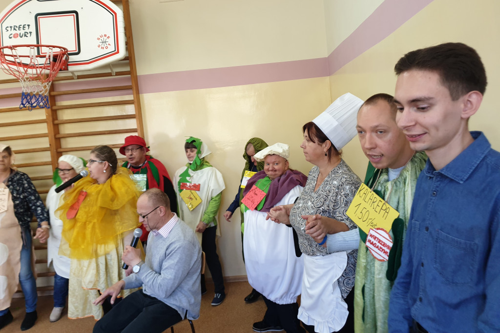 Mieszkańcy oraz opiekunowie Domu Pomocy Społecznej z wizytą w Rusinowie