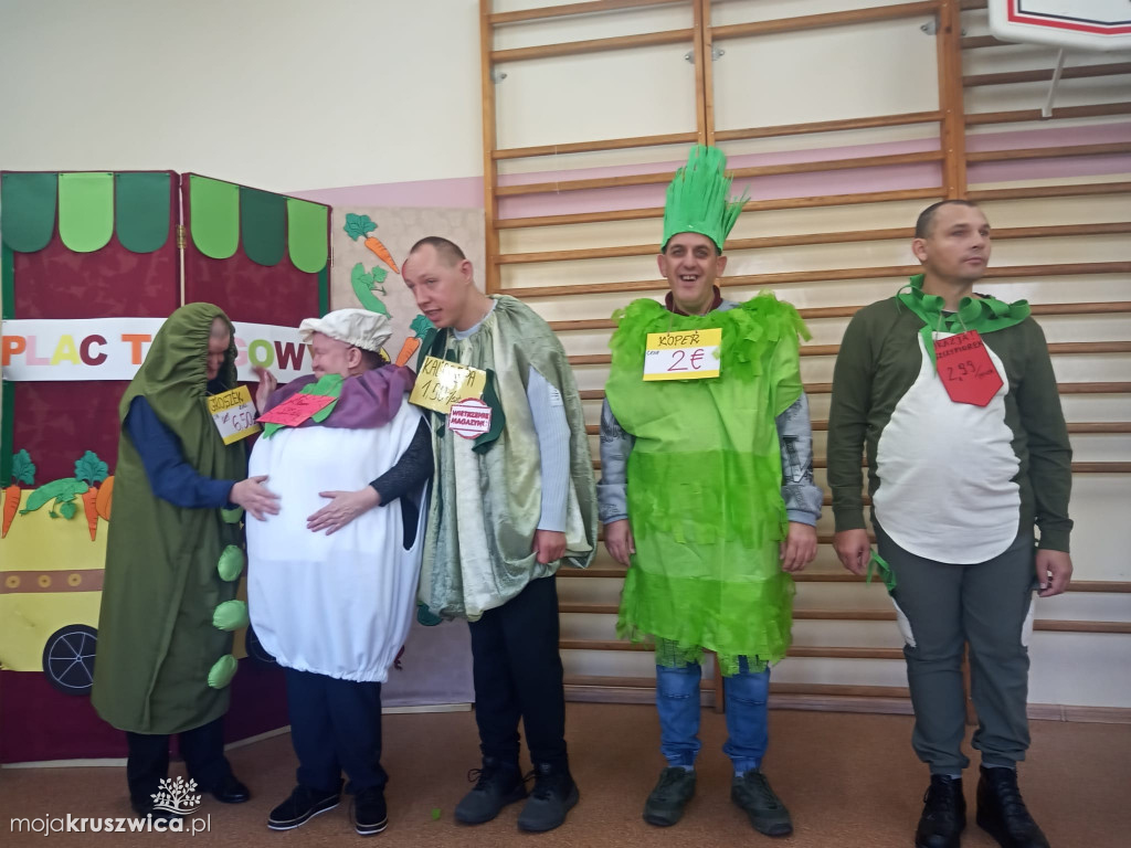 Mieszkańcy oraz opiekunowie Domu Pomocy Społecznej z wizytą w Rusinowie