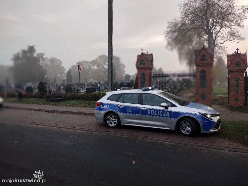 Wokół cmentarzy działają policjanci. W Kruszwicy ruch bez zmian