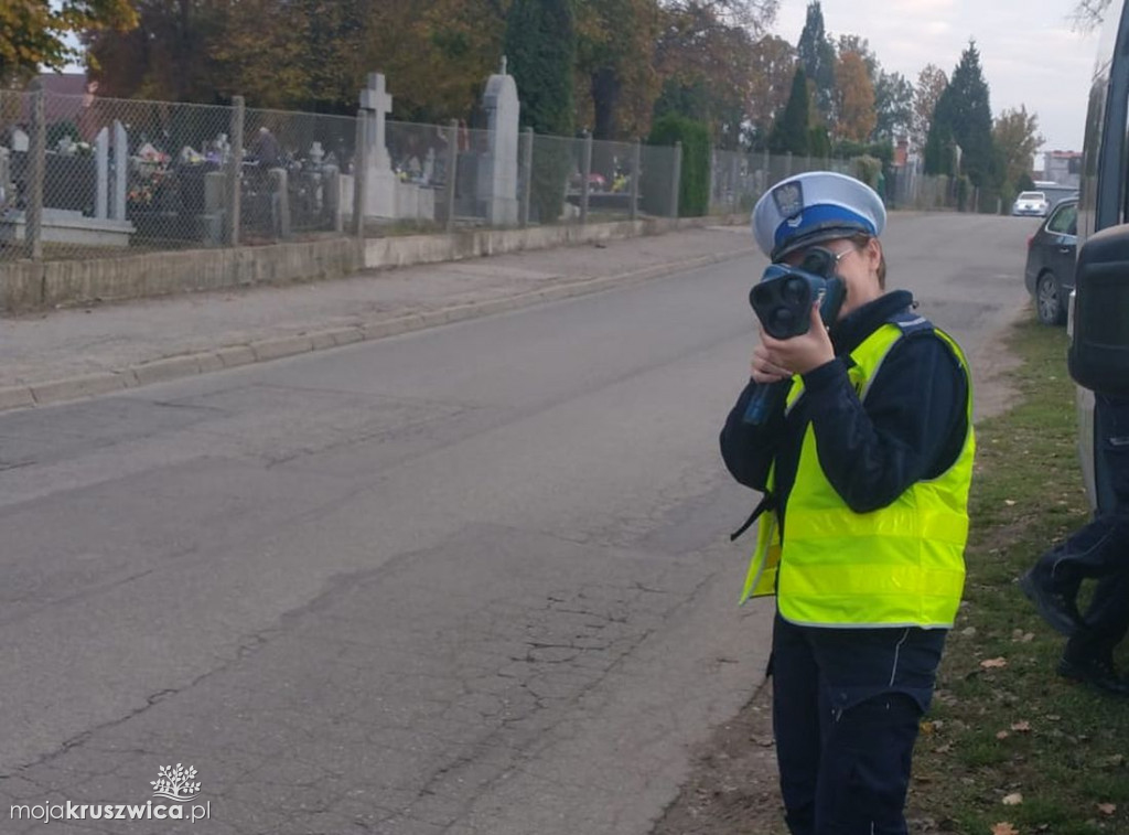 Wokół cmentarzy działają policjanci. W Kruszwicy ruch bez zmian