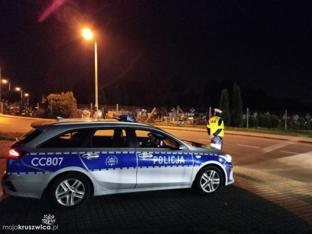 Wokół cmentarzy działają policjanci. W Kruszwicy ruch bez zmian