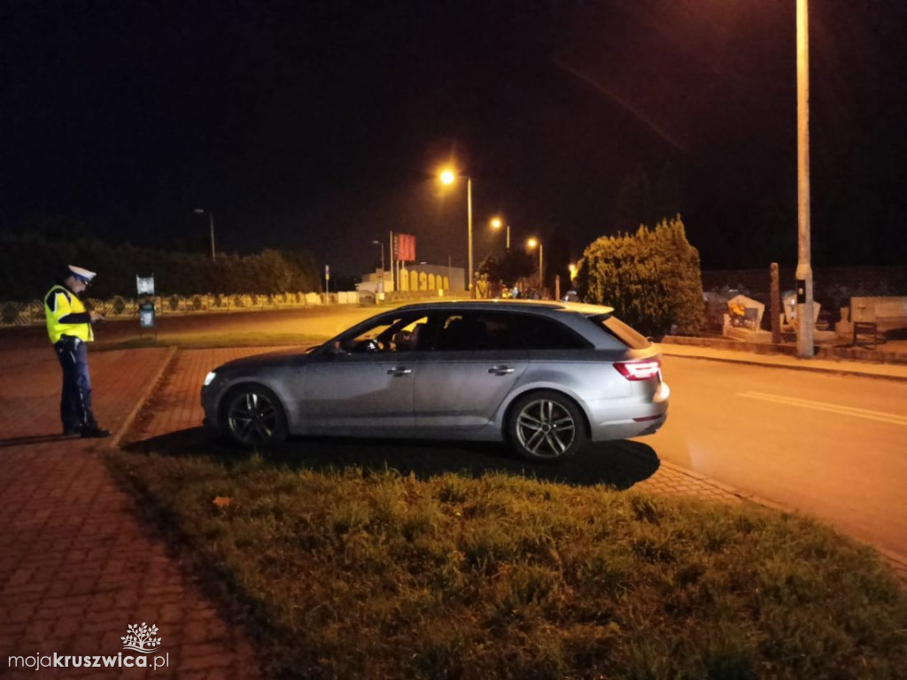 Wokół cmentarzy działają policjanci. W Kruszwicy ruch bez zmian