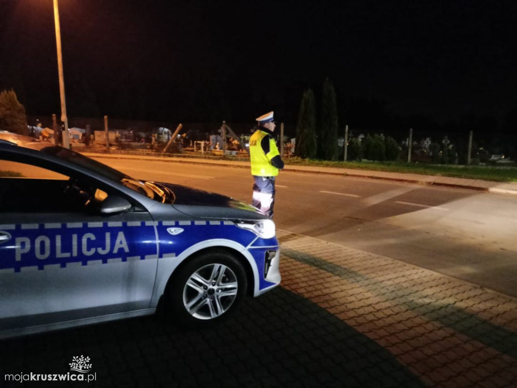 Wokół cmentarzy działają policjanci. W Kruszwicy ruch bez zmian