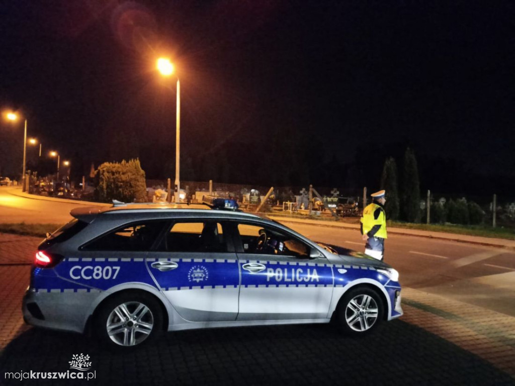 Wokół cmentarzy działają policjanci. W Kruszwicy ruch bez zmian