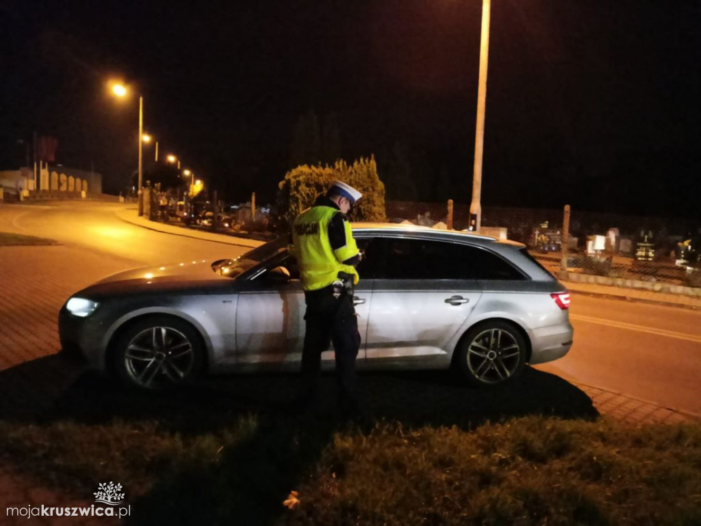 Wokół cmentarzy działają policjanci. W Kruszwicy ruch bez zmian