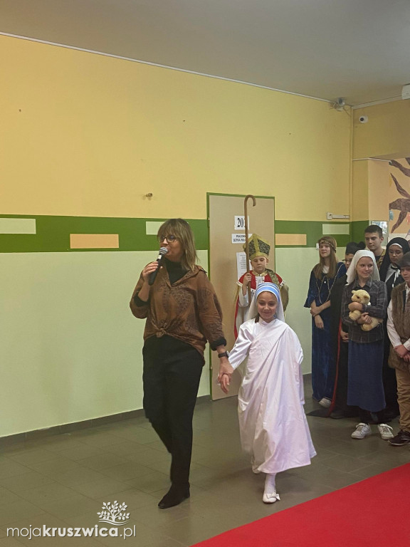 Celebryci Nieba. W Szkole Podstawowej nr 1 w Kruszwicy odbyła się Noc Świętych