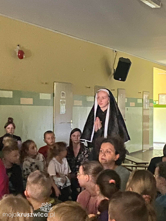 Celebryci Nieba. W Szkole Podstawowej nr 1 w Kruszwicy odbyła się Noc Świętych