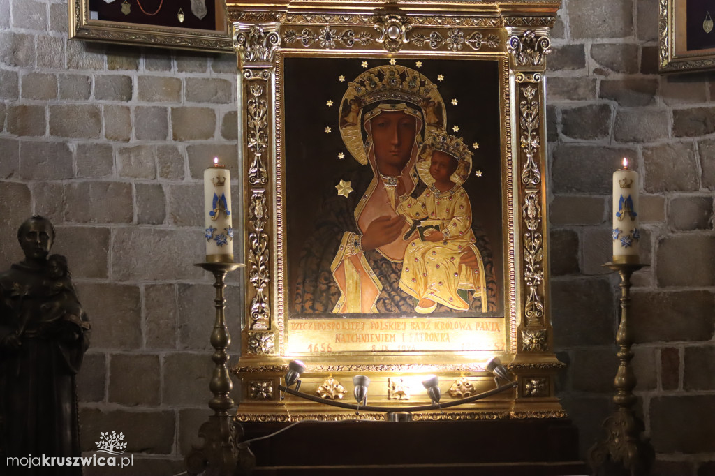 W kruszwickiej kolegiacie trwa Noc Świętych [ZDJĘCIA]