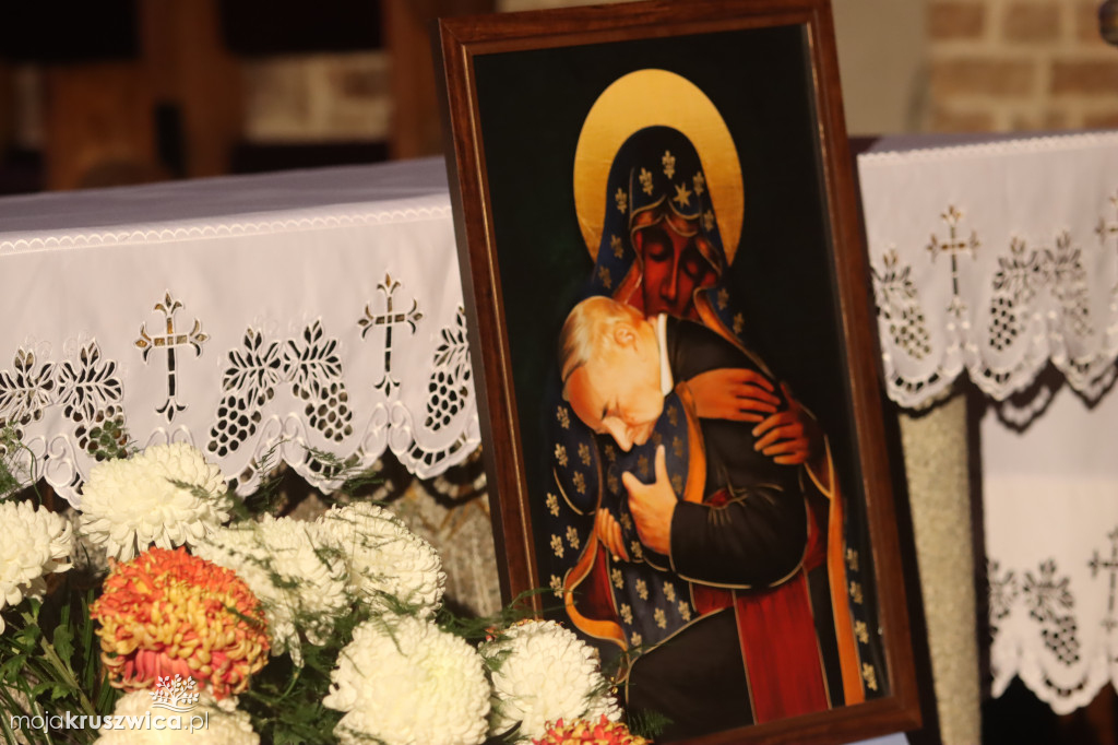 W kruszwickiej kolegiacie trwa Noc Świętych [ZDJĘCIA]